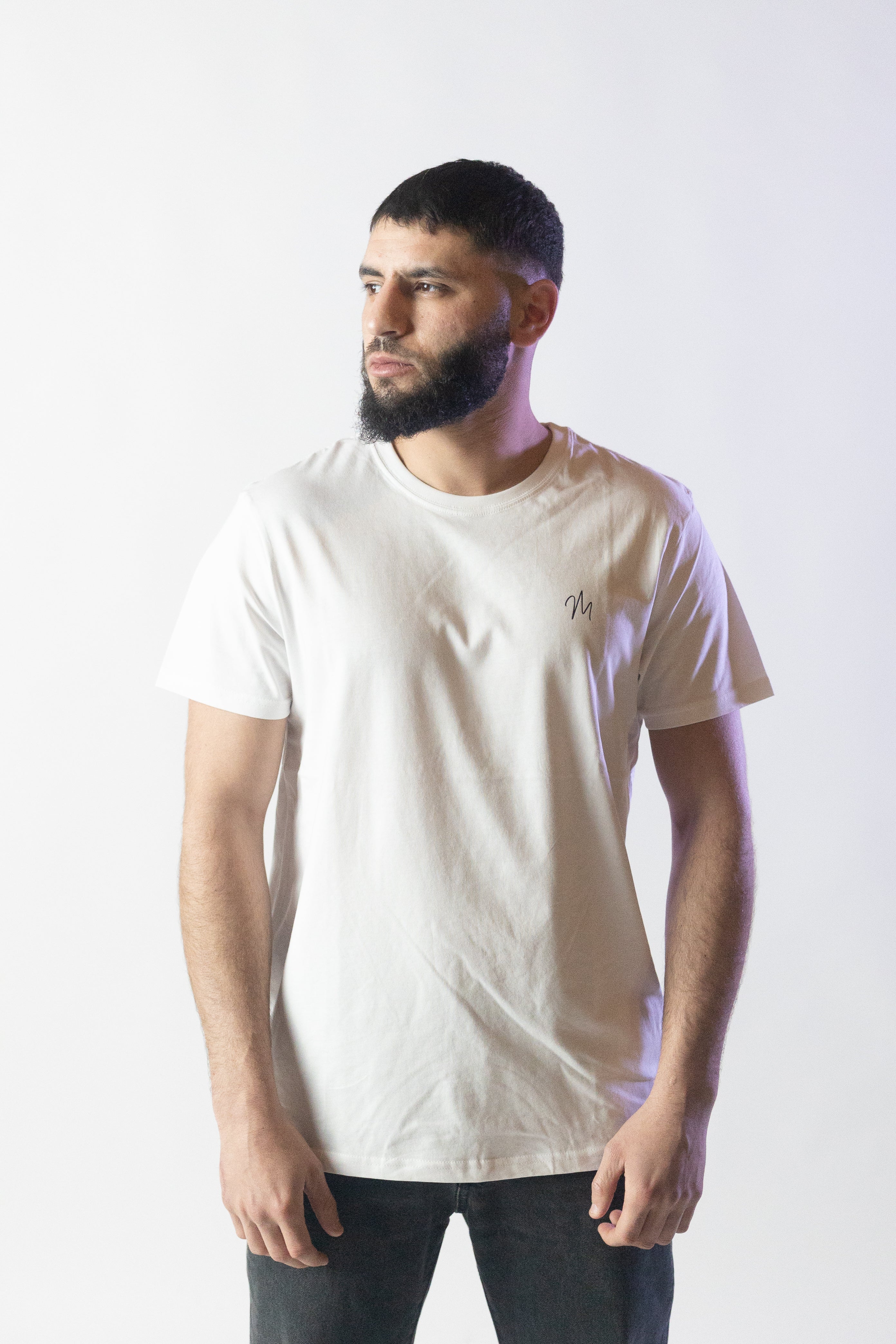 Image du t-shirt en coton blanc London de Mauritti, un modèle à col rond et manches courtes qui apporte une touche de fraîcheur et de simplicité à toute garde-robe. Confectionné en 100% coton, ce t-shirt présente une coupe décontractée, idéale pour un style casual et confortable. Sa couleur blanche intemporelle en fait un essentiel polyvalent pour des looks décontractés.