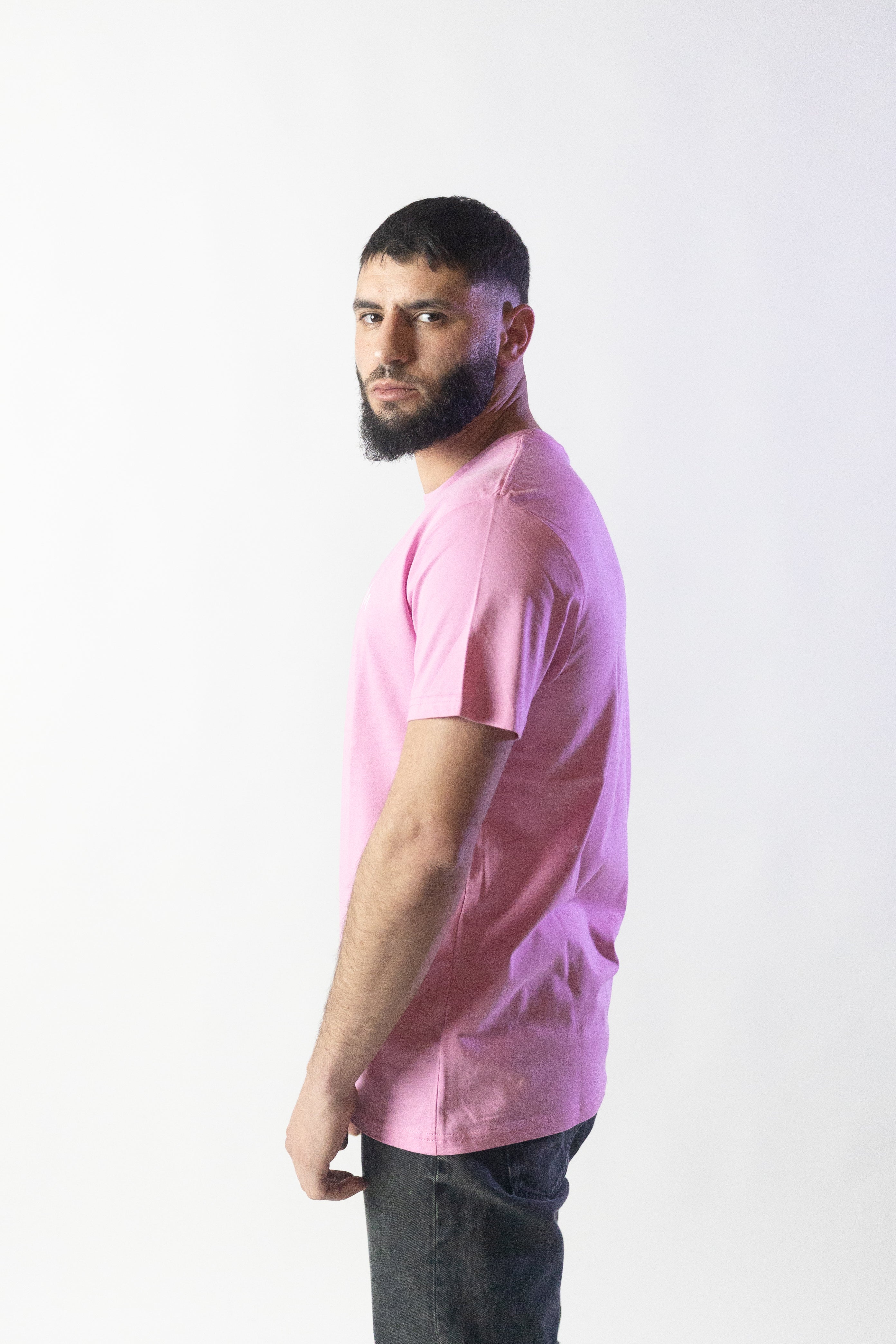 Image du t-shirt en coton rose London de Mauritti, un modèle à col rond et manches courtes, parfait pour un look décontracté et intemporel. Fabriqué en 100% coton, ce t-shirt présente une coupe décontractée qui offre un confort optimal. Sa couleur rose classique en fait un élément polyvalent, facile à intégrer dans différentes tenues pour un style casual et moderne.