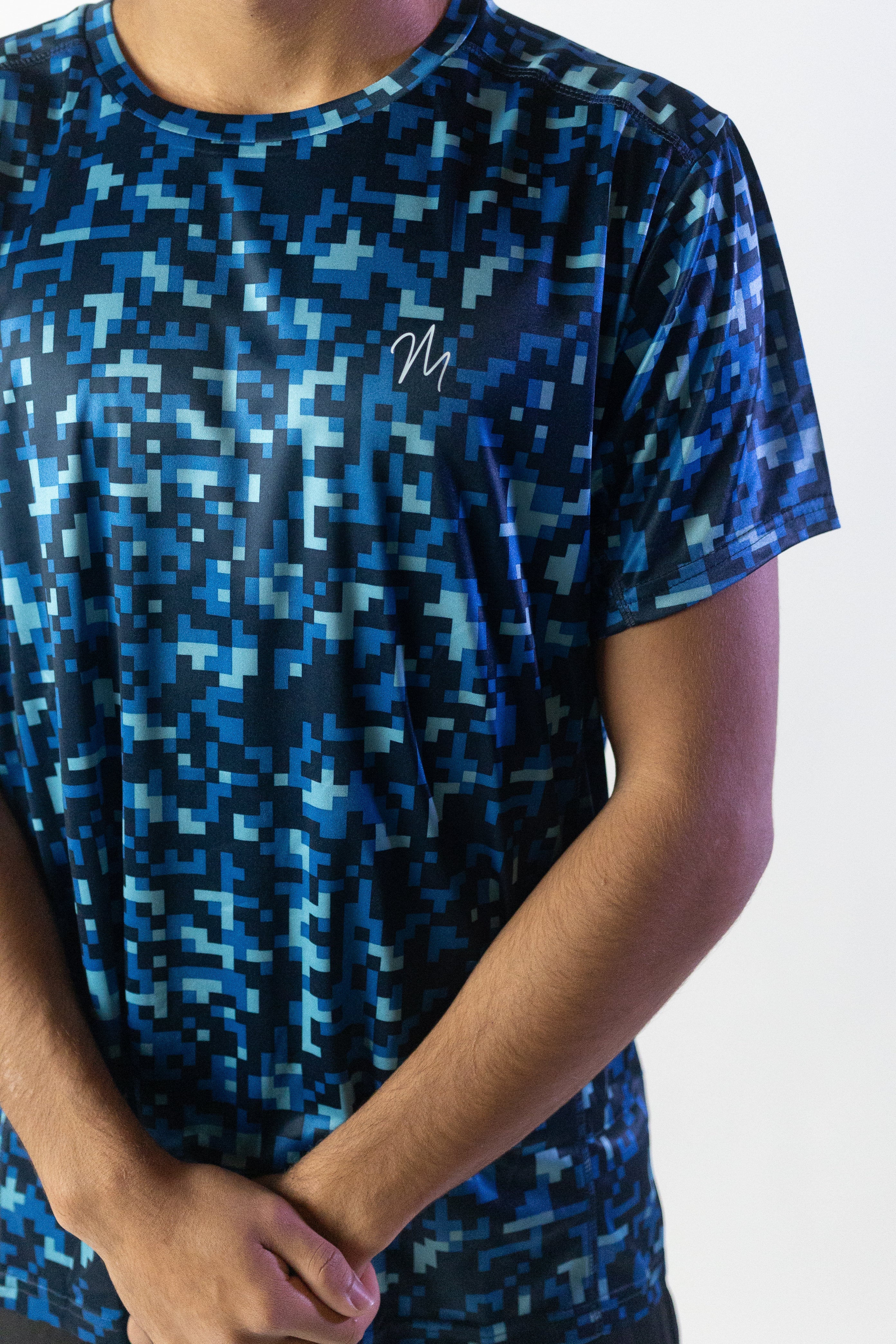 Image du t-shirt de sport Run de Mauritti en bleu, un modèle léger et respirant conçu pour un confort optimal lors des activités sportives. Fabriqué en 100% polyester, ce t-shirt présente une coupe décontractée et un tissu à séchage rapide, idéal pour rester au frais et stylé pendant l'effort. Parfait pour une utilisation sportive, il allie performance et esthétique moderne.