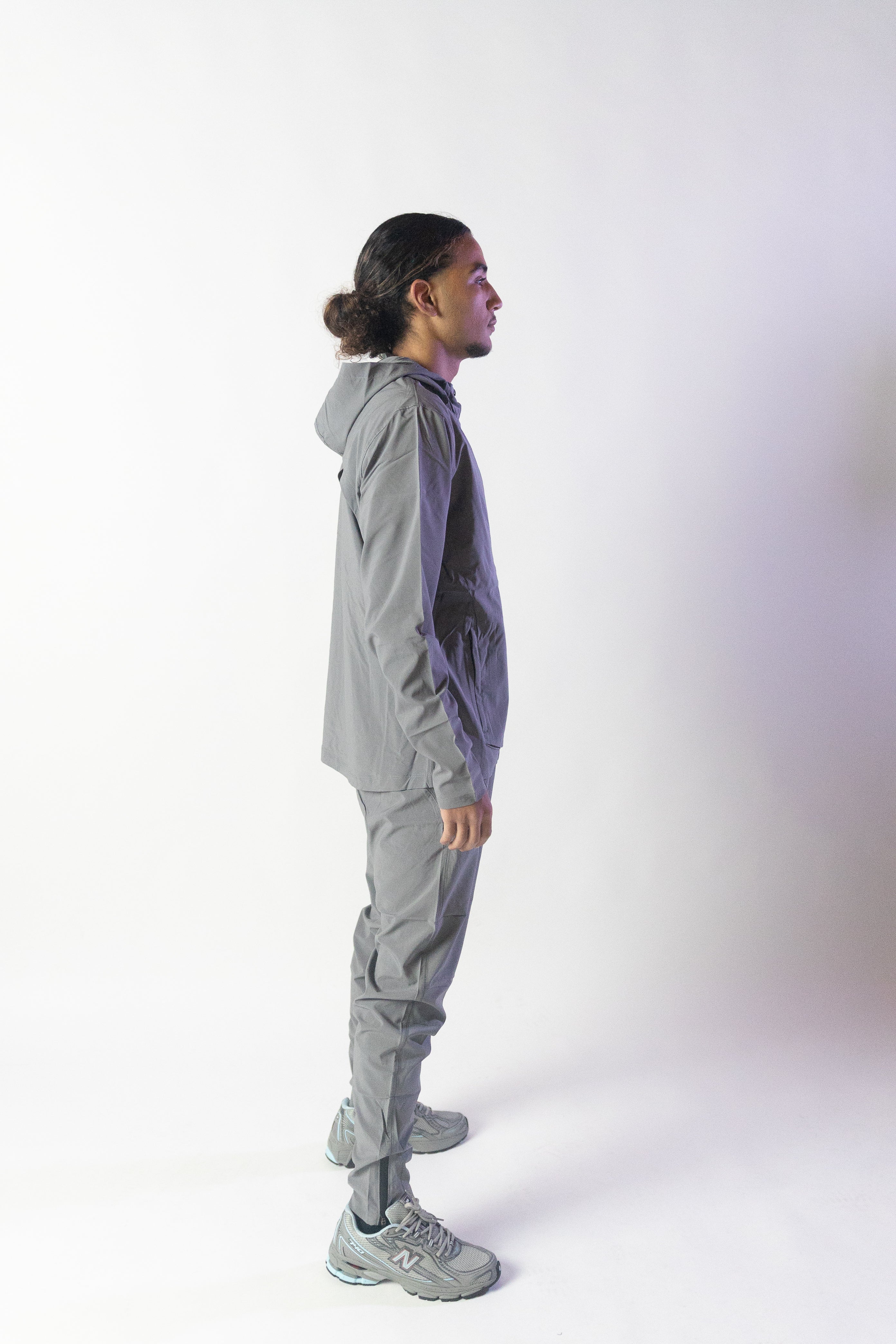 Image du survêtement Stockholm de Mauritti en gris, un ensemble zippé à capuche au style décontracté et moderne. Fabriqué en polyester et élasthanne, cet ensemble offre confort et flexibilité. Il comprend des poches pratiques, une capuche ajustable, une fermeture éclair sur le devant, et des zips aux chevilles pour un look unique et fonctionnel. Idéal pour un style sportswear chic, cet ensemble est parfait pour un usage quotidien ou des sorties décontractées. Le mannequin mesure 1m77, pèse 80kg.