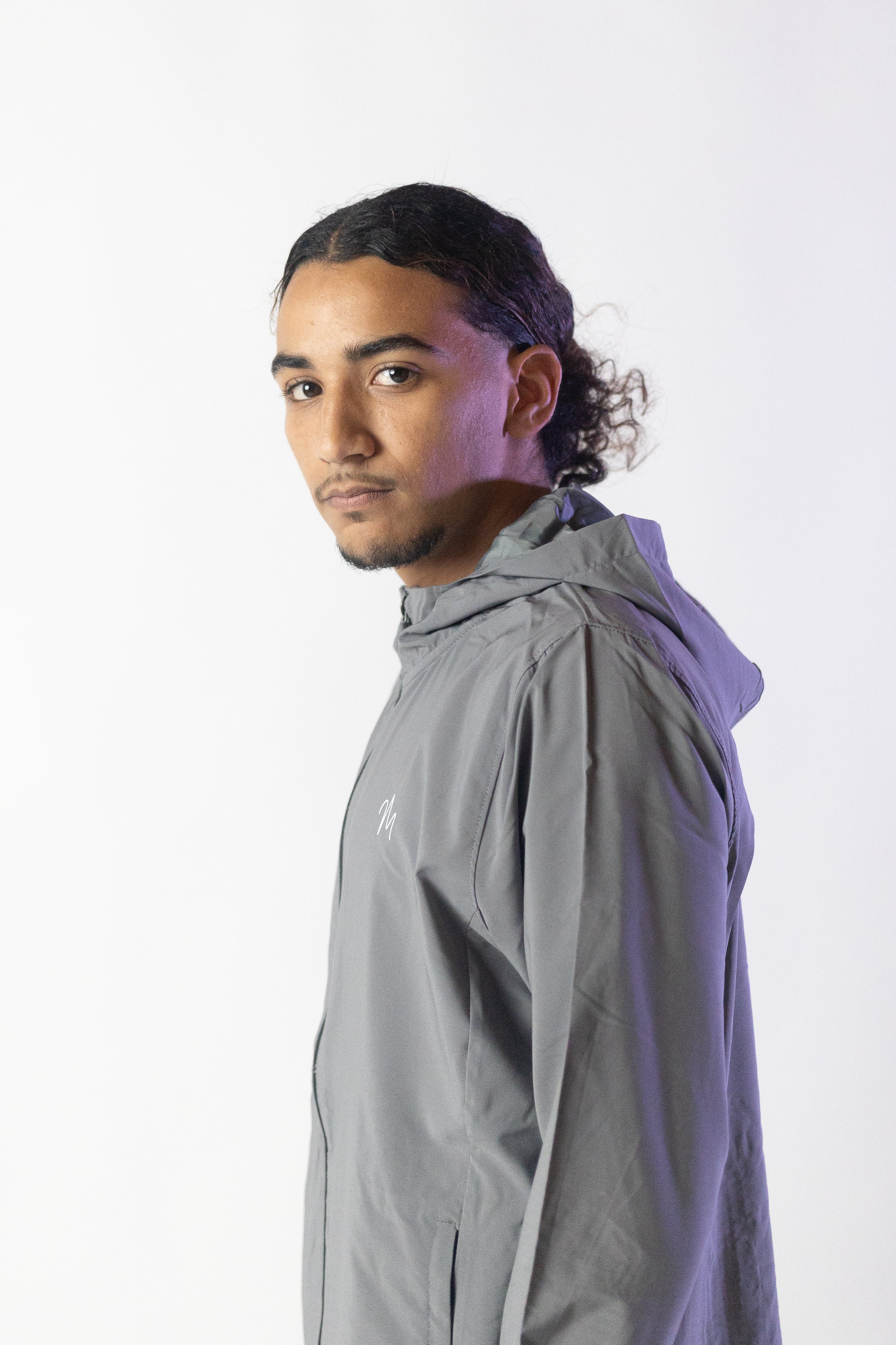 Image du survêtement Stockholm de Mauritti en gris, un ensemble zippé à capuche au style décontracté et moderne. Fabriqué en polyester et élasthanne, cet ensemble offre confort et flexibilité. Il comprend des poches pratiques, une capuche ajustable, une fermeture éclair sur le devant, et des zips aux chevilles pour un look unique et fonctionnel. Idéal pour un style sportswear chic, cet ensemble est parfait pour un usage quotidien ou des sorties décontractées. Le mannequin mesure 1m77, pèse 80kg.