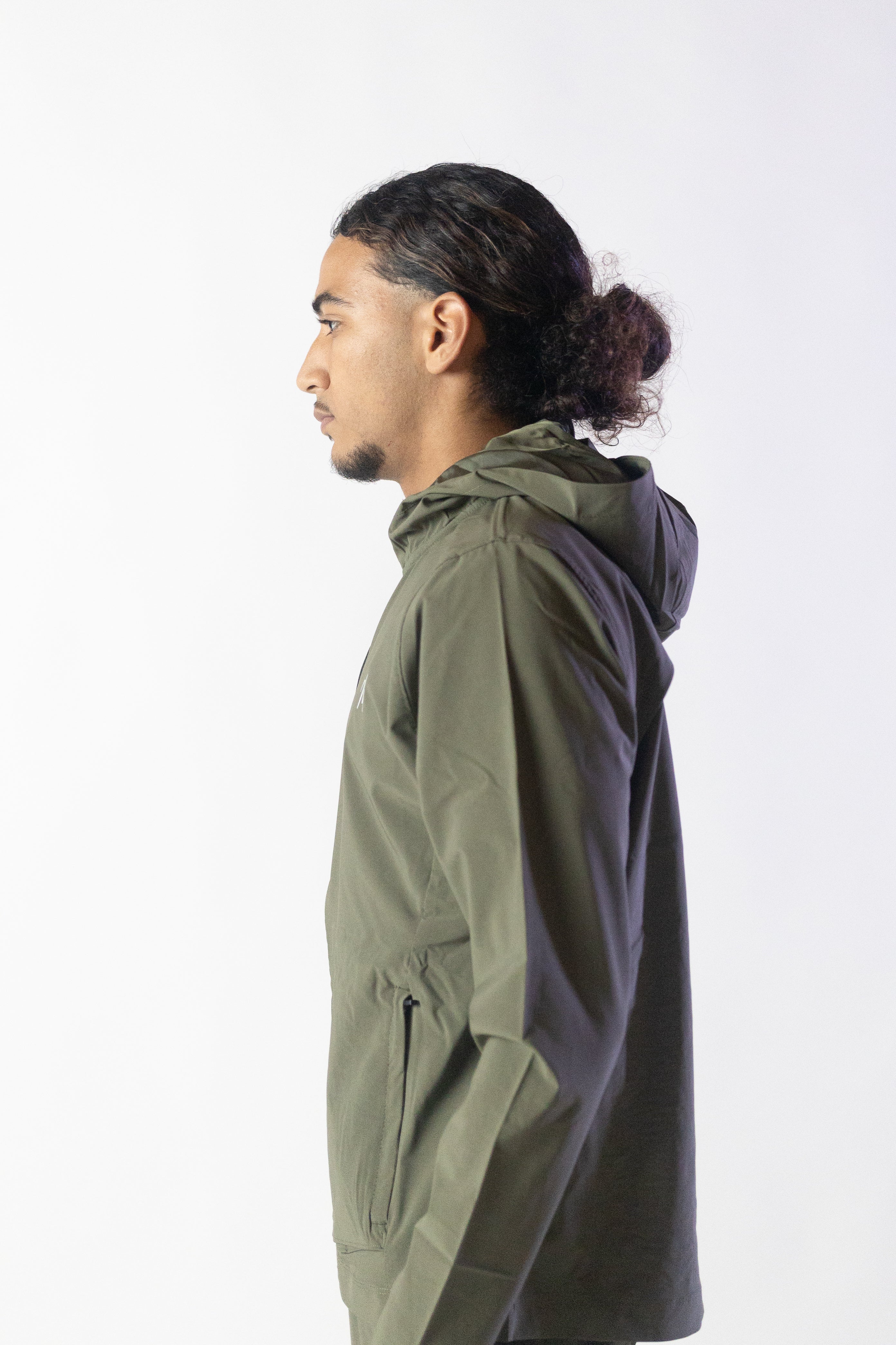 Image du survêtement Stockholm de Mauritti en kaki, un ensemble zippé à capuche combinant style décontracté et confort sportswear. Ce modèle, fabriqué en polyester et élasthanne, offre une grande souplesse et un toucher agréable. Il est équipé de poches pratiques, d'une capuche ajustable, d'une fermeture éclair sur le devant, ainsi que de zips aux chevilles pour une finition moderne et fonctionnelle.
