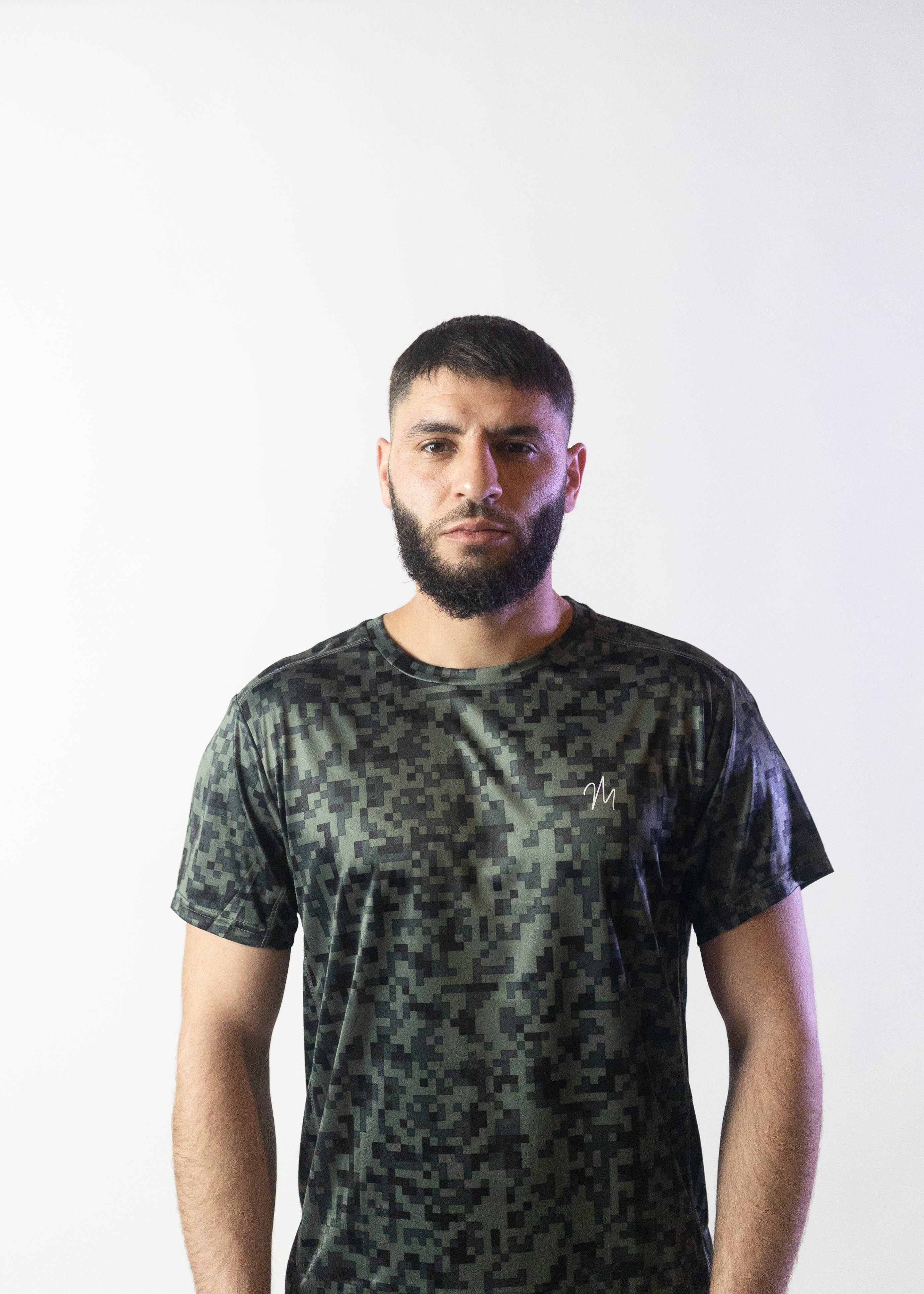 Image du t-shirt de sport Run de Mauritti en noir, un modèle léger et respirant conçu pour un confort optimal lors des activités sportives. Confectionné en 100% polyester, ce t-shirt présente une coupe décontractée et un tissu à séchage rapide, idéal pour rester au sec et confortable pendant l'effort. Ce modèle noir apporte un style sobre et polyvalent, parfait pour un look sportif moderne.