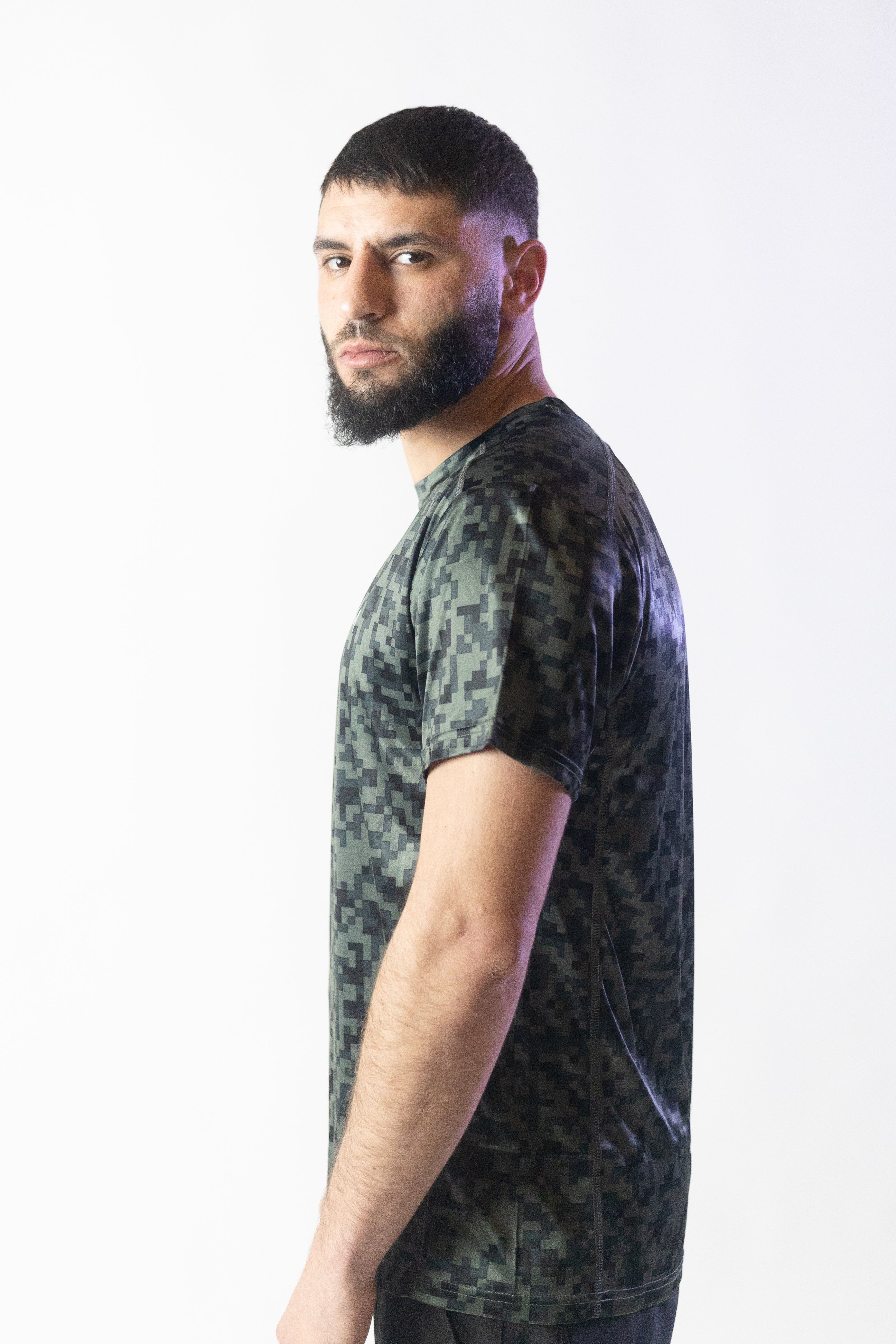 Image du t-shirt de sport Run de Mauritti en noir, un modèle léger et respirant conçu pour un confort optimal lors des activités sportives. Confectionné en 100% polyester, ce t-shirt présente une coupe décontractée et un tissu à séchage rapide, idéal pour rester au sec et confortable pendant l'effort. Ce modèle noir apporte un style sobre et polyvalent, parfait pour un look sportif moderne.
