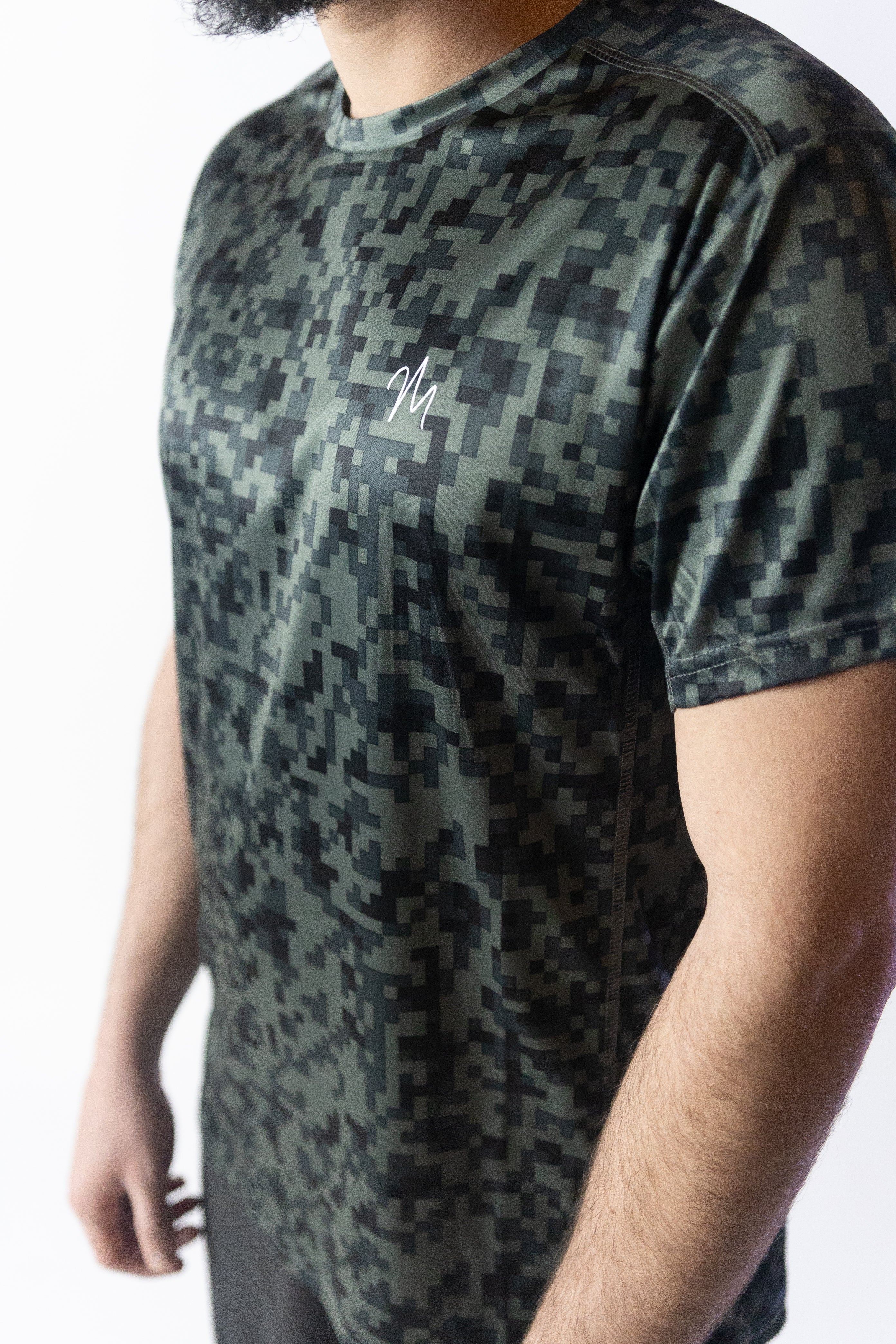 Image du t-shirt de sport Run de Mauritti en noir, un modèle léger et respirant conçu pour un confort optimal lors des activités sportives. Confectionné en 100% polyester, ce t-shirt présente une coupe décontractée et un tissu à séchage rapide, idéal pour rester au sec et confortable pendant l'effort. Ce modèle noir apporte un style sobre et polyvalent, parfait pour un look sportif moderne.