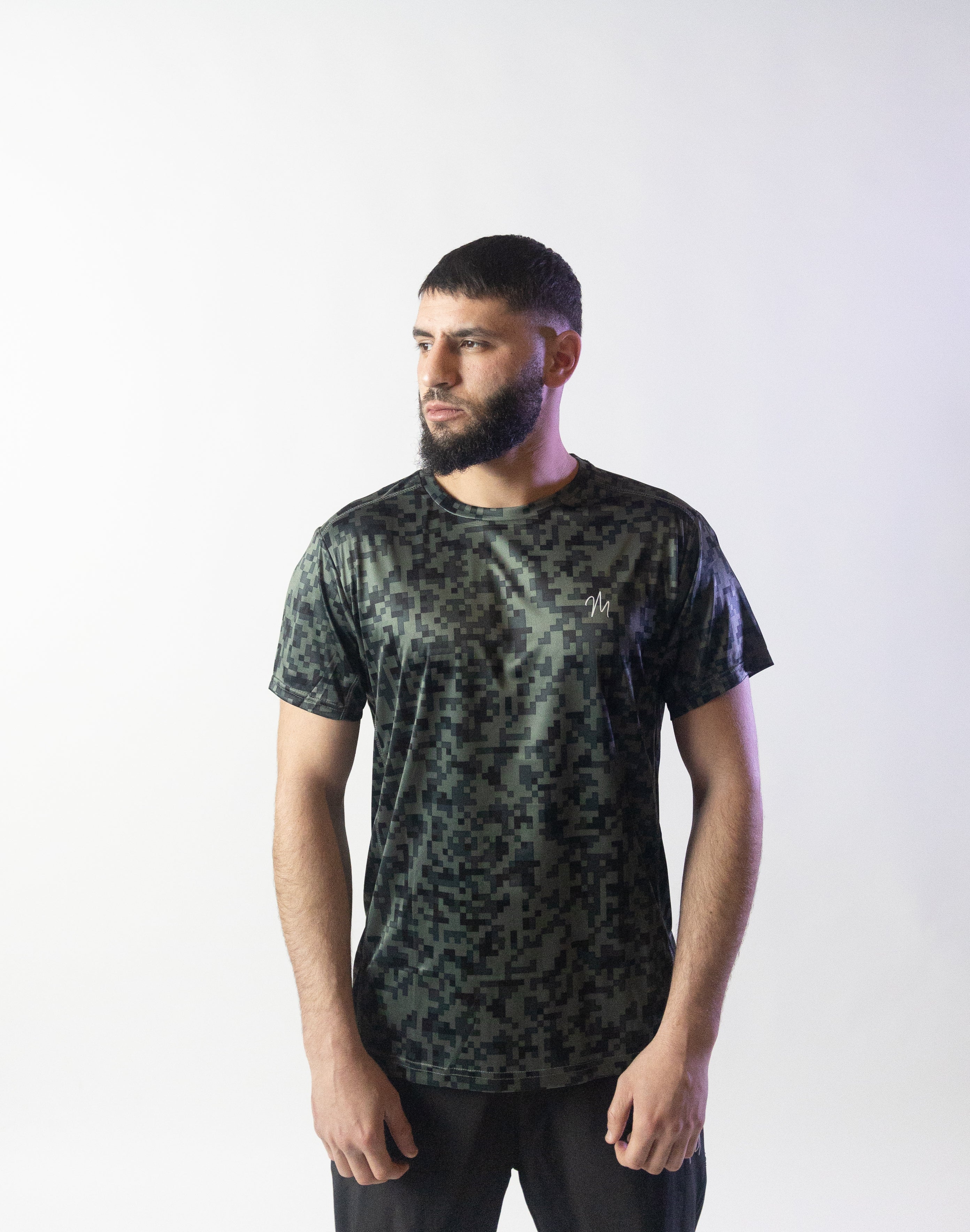 Image du t-shirt de sport Run de Mauritti en noir, un modèle léger et respirant conçu pour un confort optimal lors des activités sportives. Confectionné en 100% polyester, ce t-shirt présente une coupe décontractée et un tissu à séchage rapide, idéal pour rester au sec et confortable pendant l'effort. Ce modèle noir apporte un style sobre et polyvalent, parfait pour un look sportif moderne.