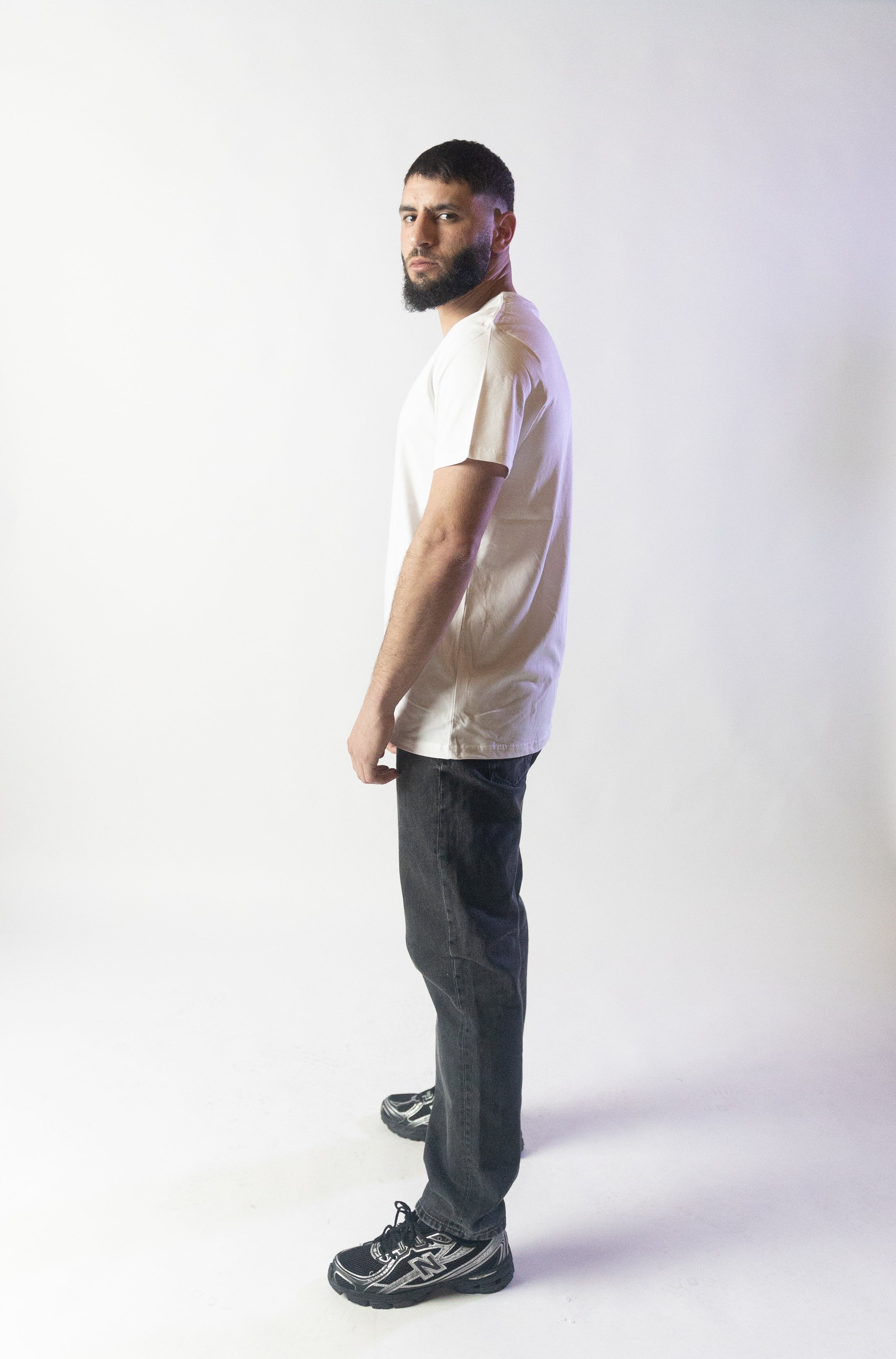 Image du t-shirt en coton blanc London de Mauritti, un modèle à col rond et manches courtes qui apporte une touche de fraîcheur et de simplicité à toute garde-robe. Confectionné en 100% coton, ce t-shirt présente une coupe décontractée, idéale pour un style casual et confortable. Sa couleur blanche intemporelle en fait un essentiel polyvalent pour des looks décontractés.