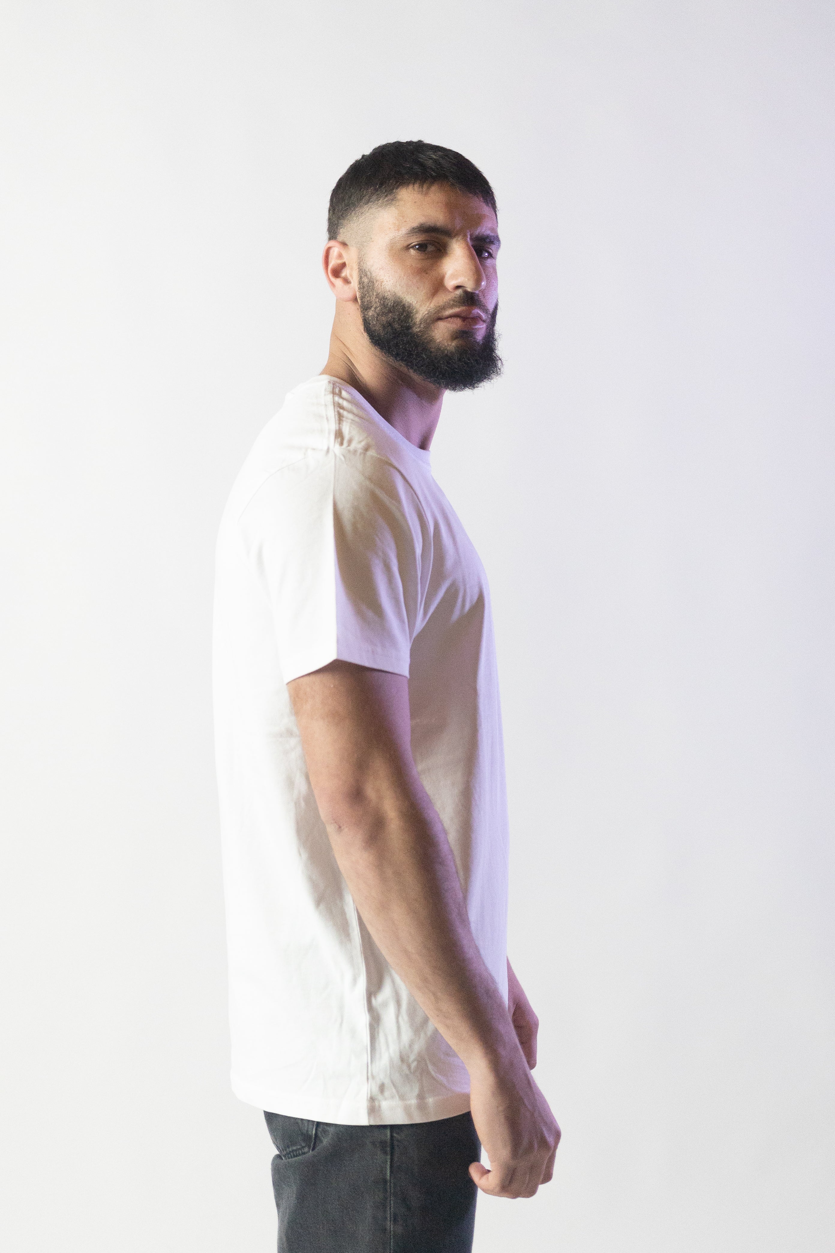 Image du t-shirt en coton blanc London de Mauritti, un modèle à col rond et manches courtes qui apporte une touche de fraîcheur et de simplicité à toute garde-robe. Confectionné en 100% coton, ce t-shirt présente une coupe décontractée, idéale pour un style casual et confortable. Sa couleur blanche intemporelle en fait un essentiel polyvalent pour des looks décontractés.