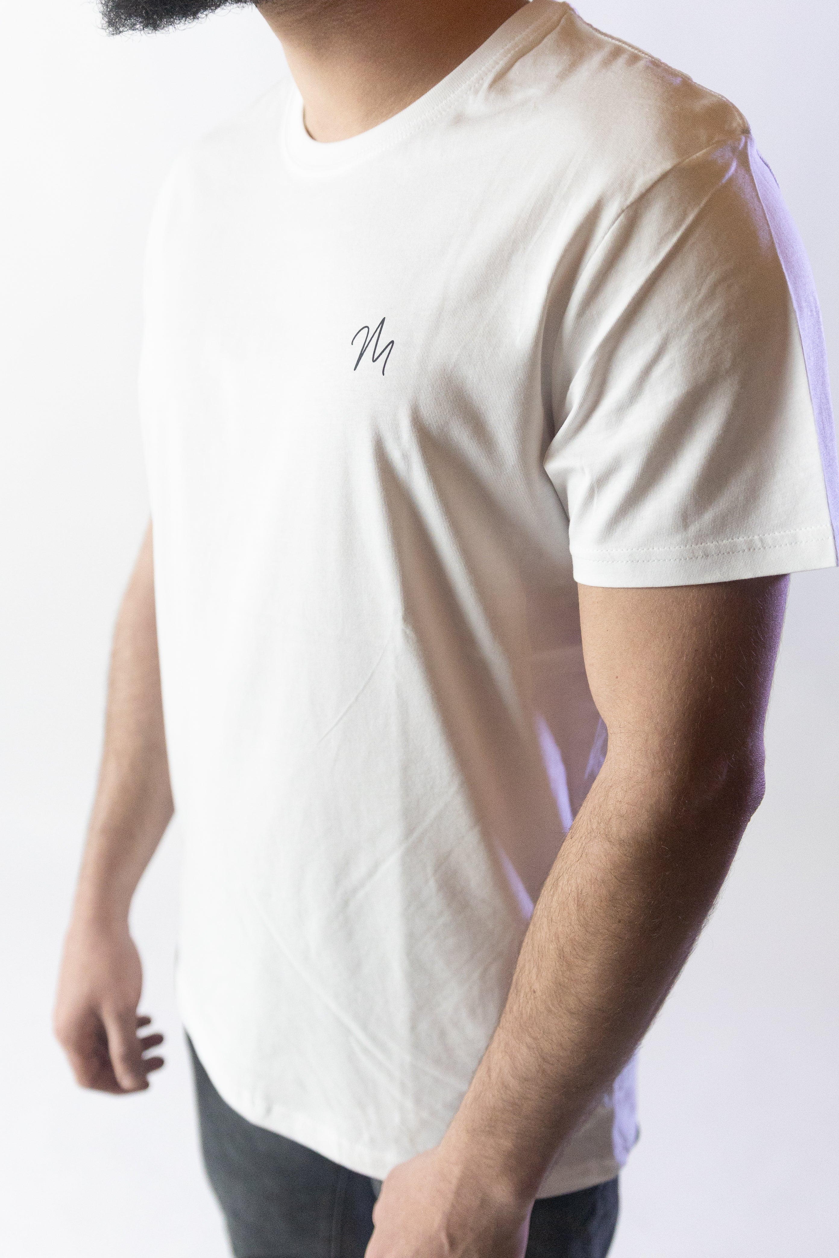 Image du t-shirt en coton blanc London de Mauritti, un modèle à col rond et manches courtes qui apporte une touche de fraîcheur et de simplicité à toute garde-robe. Confectionné en 100% coton, ce t-shirt présente une coupe décontractée, idéale pour un style casual et confortable. Sa couleur blanche intemporelle en fait un essentiel polyvalent pour des looks décontractés.