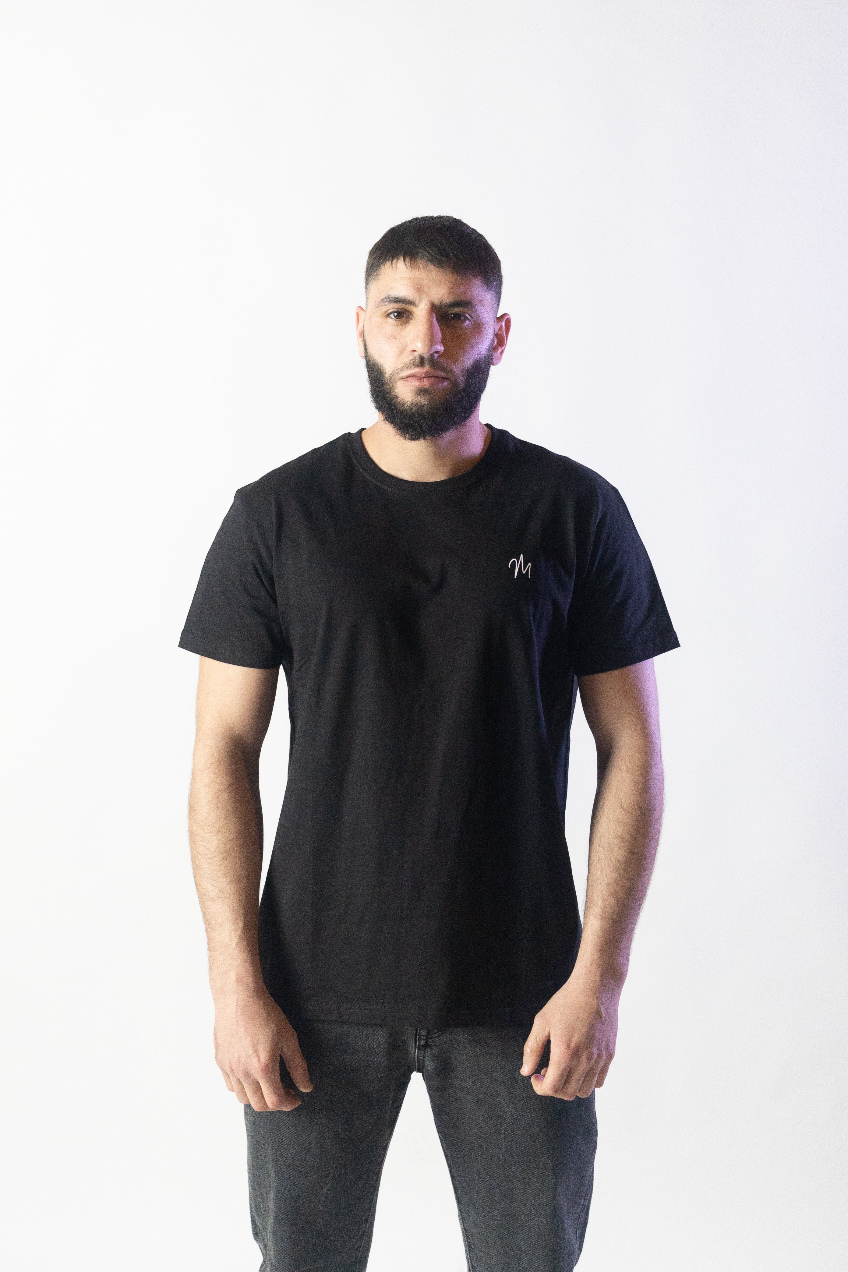 Image du t-shirt en coton noir London de Mauritti, un modèle à col rond et manches courtes, parfait pour un look décontracté et intemporel. Fabriqué en 100% coton, ce t-shirt présente une coupe décontractée qui offre un confort optimal. Sa couleur noire classique en fait un élément polyvalent, facile à intégrer dans différentes tenues pour un style casual et moderne.