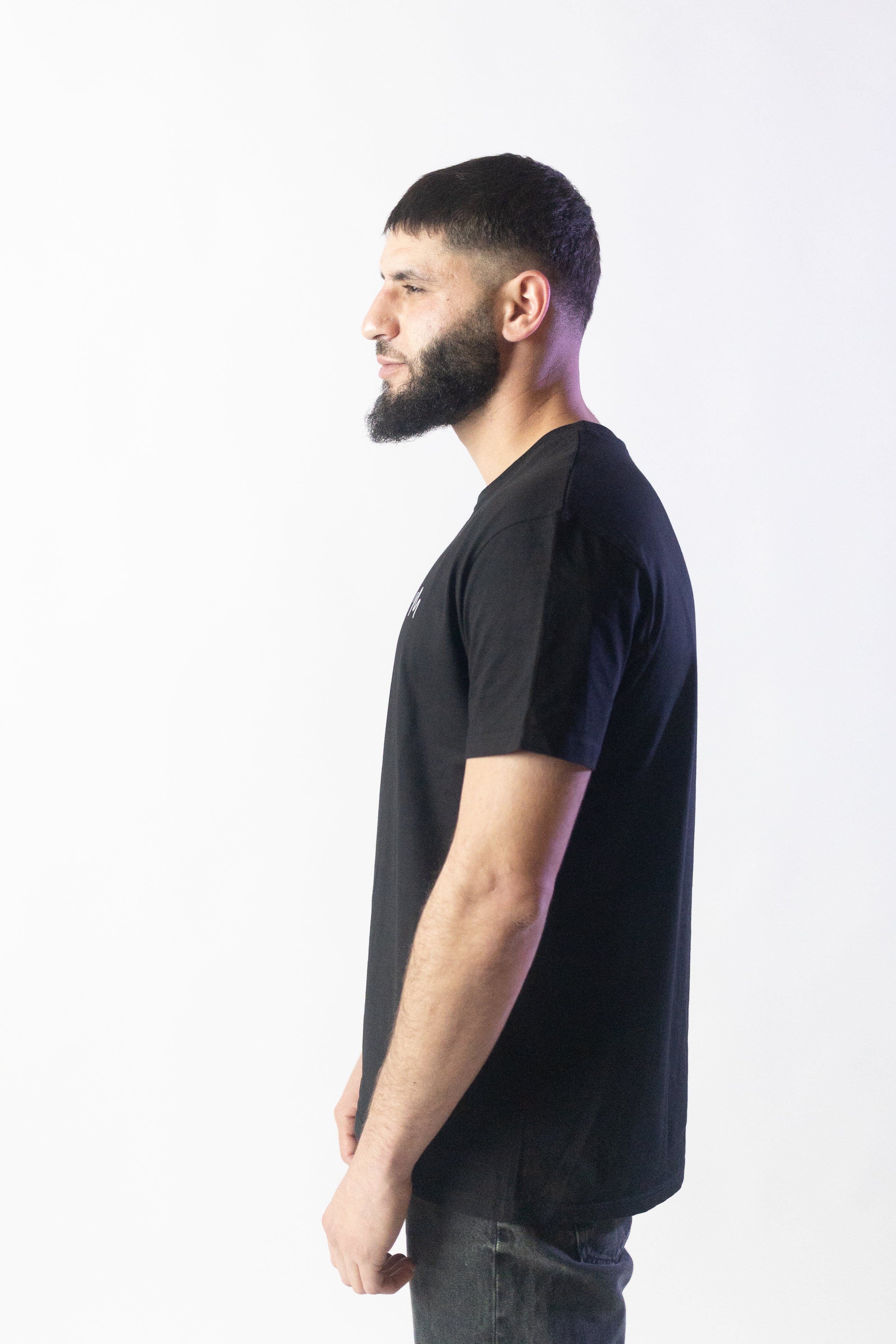 Image du t-shirt en coton noir London de Mauritti, un modèle à col rond et manches courtes, parfait pour un look décontracté et intemporel. Fabriqué en 100% coton, ce t-shirt présente une coupe décontractée qui offre un confort optimal. Sa couleur noire classique en fait un élément polyvalent, facile à intégrer dans différentes tenues pour un style casual et moderne.