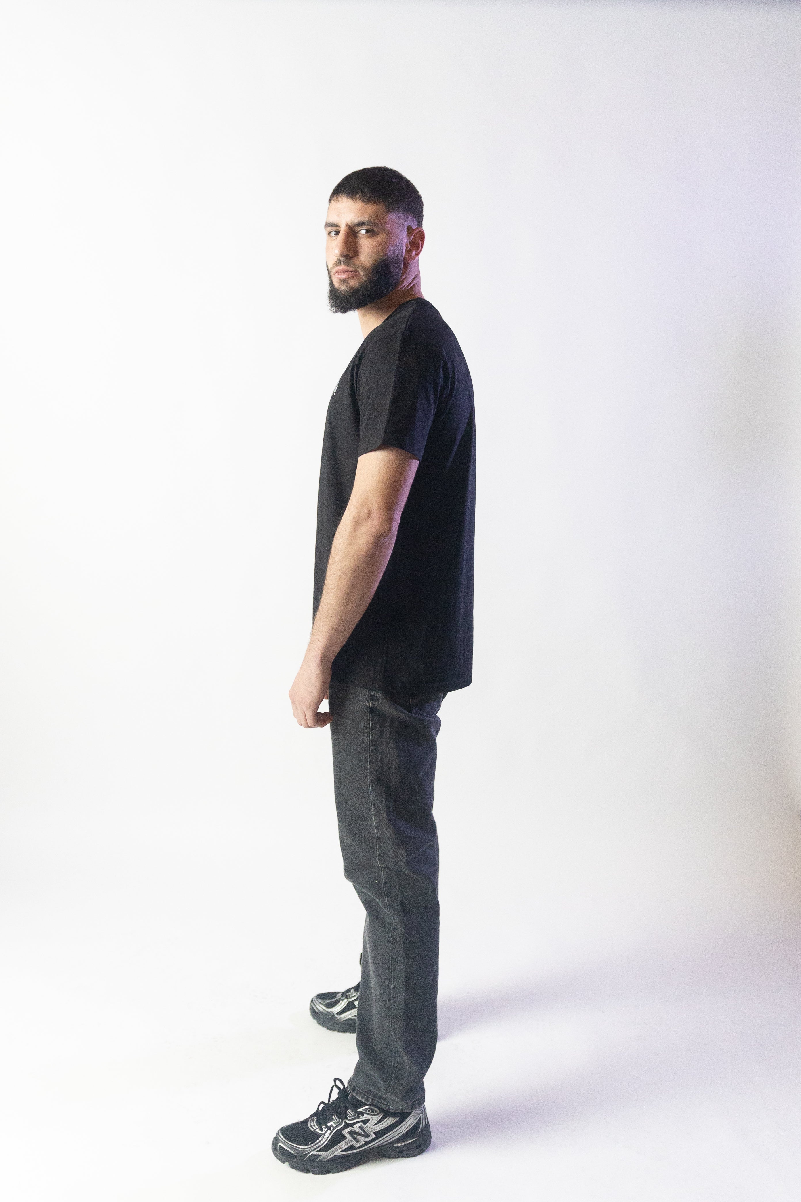 Image du t-shirt en coton noir London de Mauritti, un modèle à col rond et manches courtes, parfait pour un look décontracté et intemporel. Fabriqué en 100% coton, ce t-shirt présente une coupe décontractée qui offre un confort optimal. Sa couleur noire classique en fait un élément polyvalent, facile à intégrer dans différentes tenues pour un style casual et moderne.