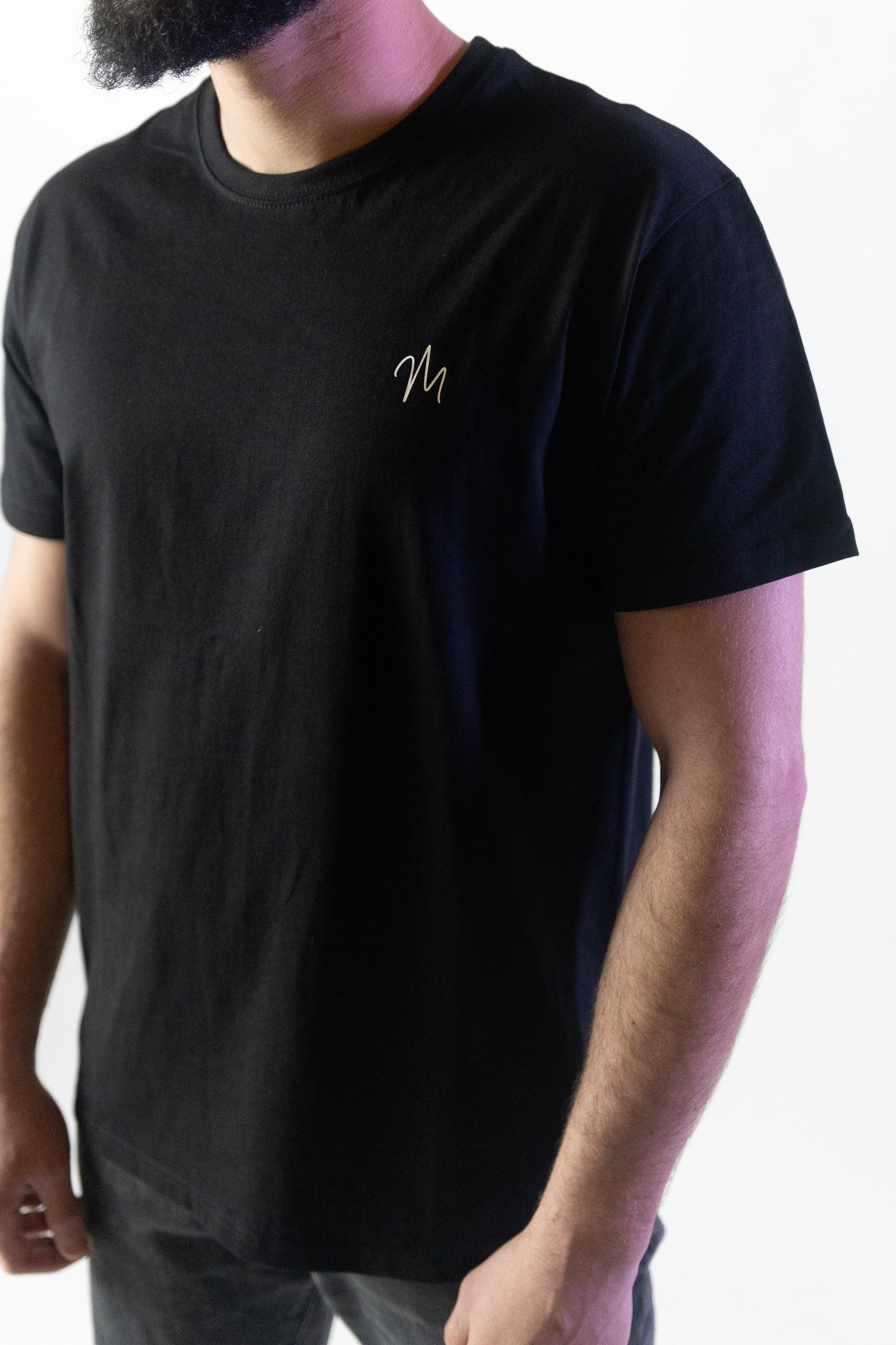 Image du t-shirt en coton noir London de Mauritti, un modèle à col rond et manches courtes, parfait pour un look décontracté et intemporel. Fabriqué en 100% coton, ce t-shirt présente une coupe décontractée qui offre un confort optimal. Sa couleur noire classique en fait un élément polyvalent, facile à intégrer dans différentes tenues pour un style casual et moderne.