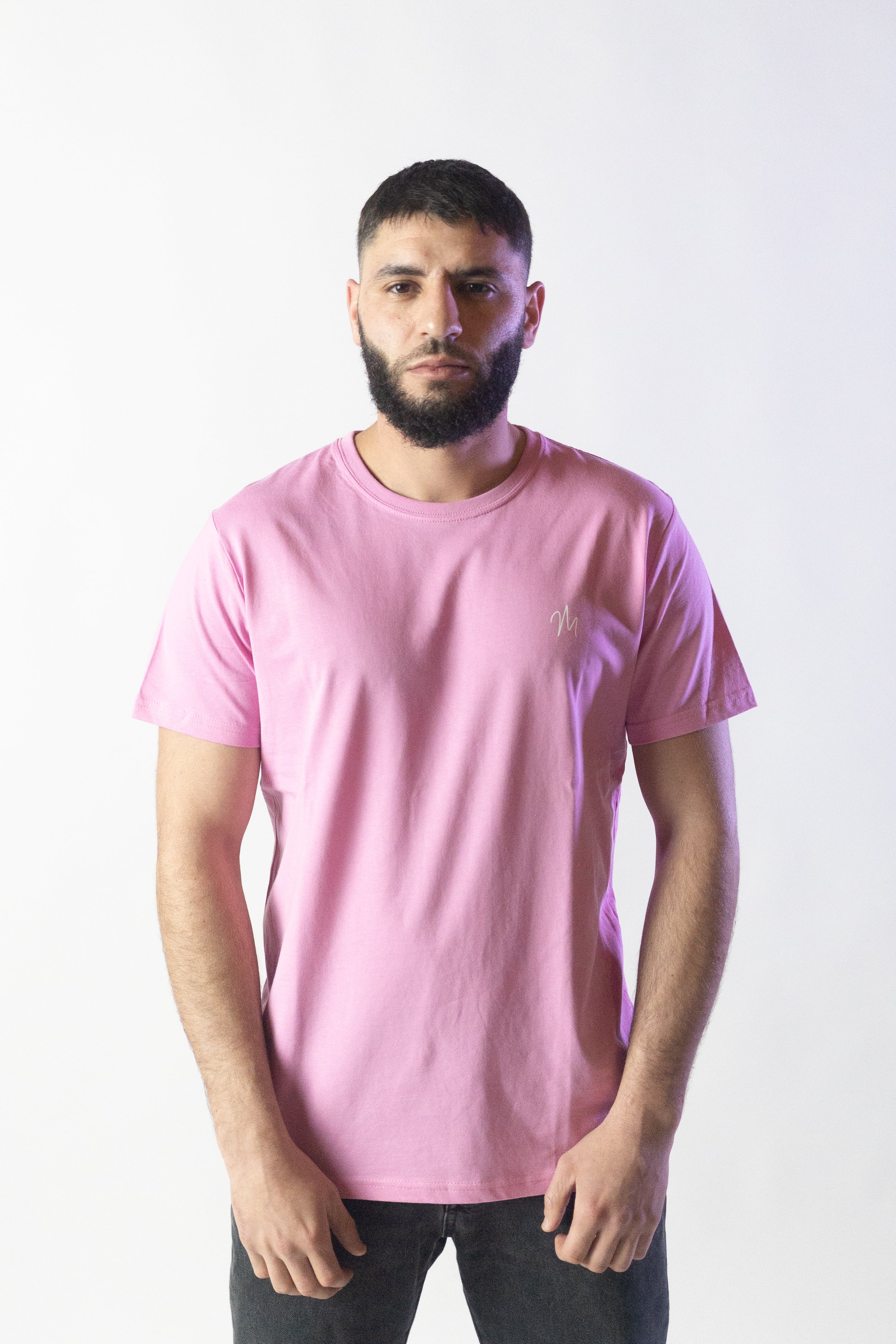 Image du t-shirt en coton rose London de Mauritti, un modèle à col rond et manches courtes, parfait pour un look décontracté et intemporel. Fabriqué en 100% coton, ce t-shirt présente une coupe décontractée qui offre un confort optimal. Sa couleur rose classique en fait un élément polyvalent, facile à intégrer dans différentes tenues pour un style casual et moderne.