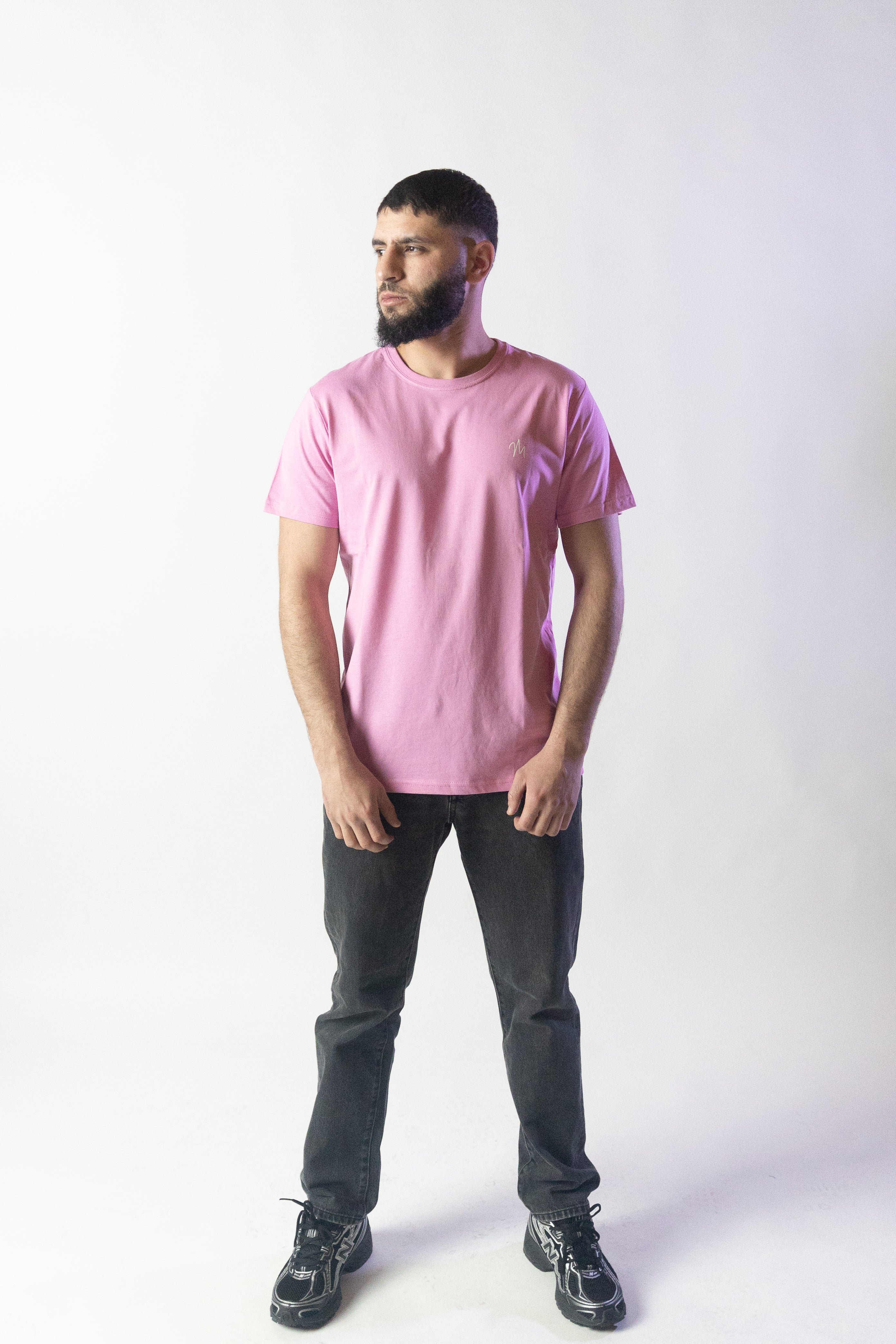 Image du t-shirt en coton rose London de Mauritti, un modèle à col rond et manches courtes, parfait pour un look décontracté et intemporel. Fabriqué en 100% coton, ce t-shirt présente une coupe décontractée qui offre un confort optimal. Sa couleur rose classique en fait un élément polyvalent, facile à intégrer dans différentes tenues pour un style casual et moderne.