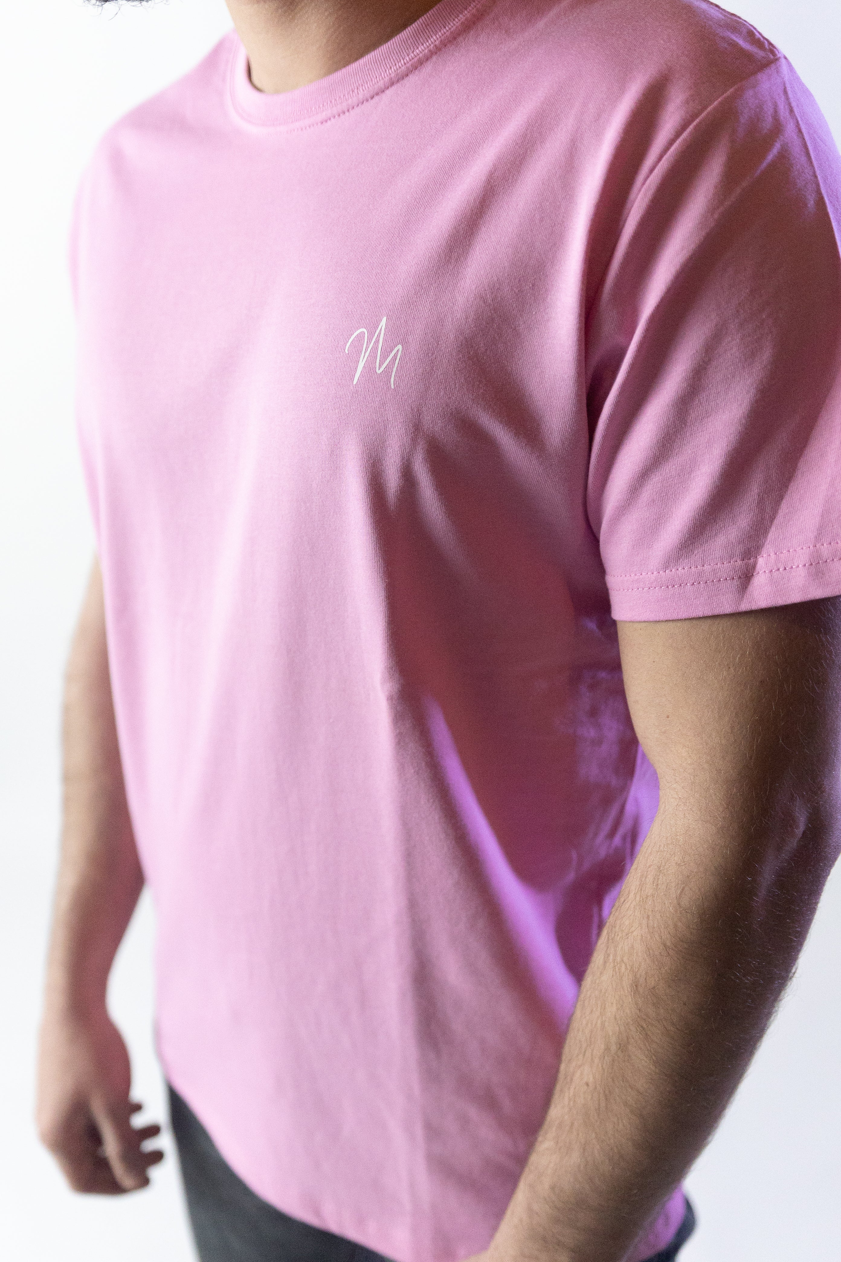 Image du t-shirt en coton rose London de Mauritti, un modèle à col rond et manches courtes, parfait pour un look décontracté et intemporel. Fabriqué en 100% coton, ce t-shirt présente une coupe décontractée qui offre un confort optimal. Sa couleur rose classique en fait un élément polyvalent, facile à intégrer dans différentes tenues pour un style casual et moderne.
