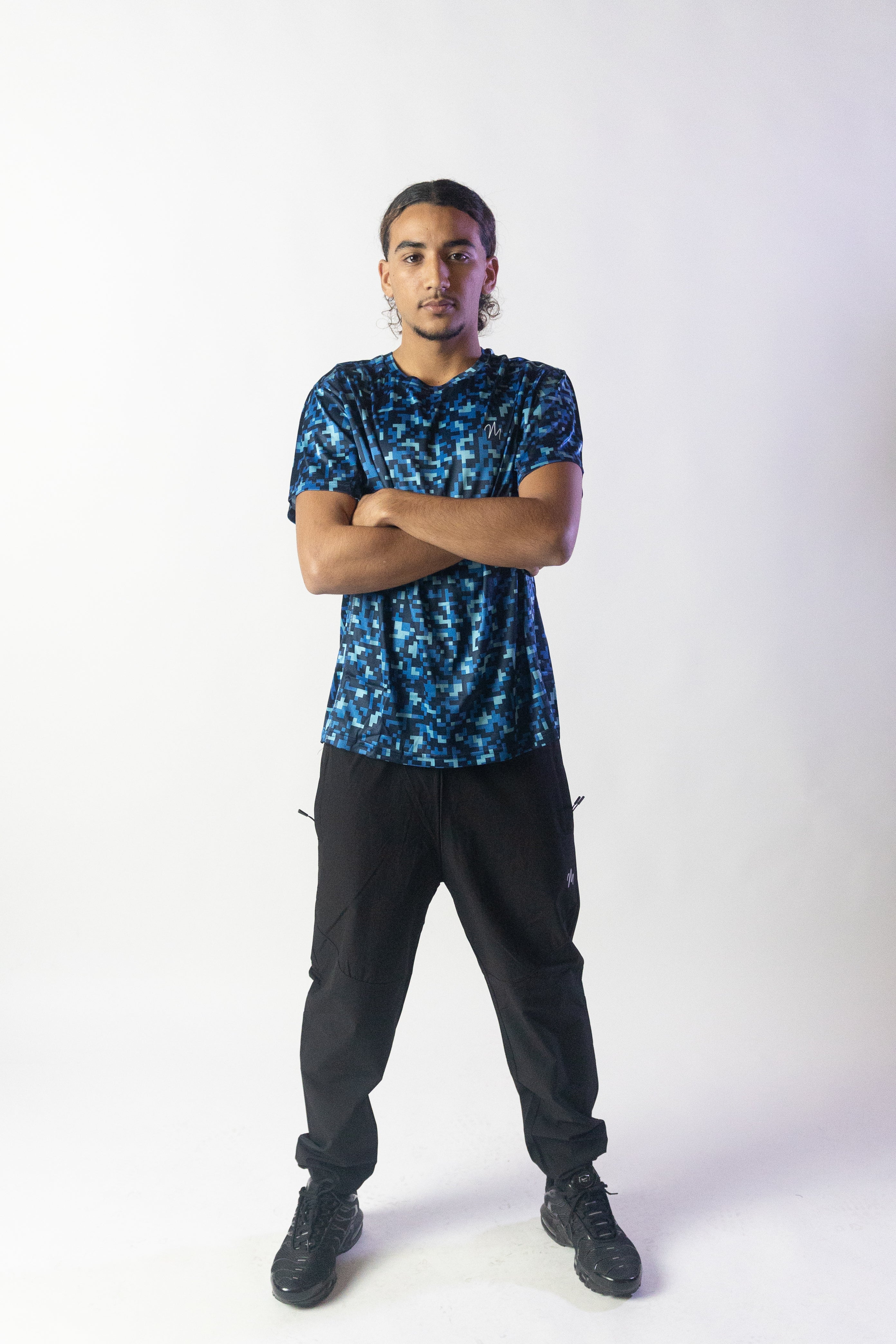 Image du t-shirt de sport Run de Mauritti en bleu, un modèle léger et respirant conçu pour un confort optimal lors des activités sportives. Fabriqué en 100% polyester, ce t-shirt présente une coupe décontractée et un tissu à séchage rapide, idéal pour rester au frais et stylé pendant l'effort. Parfait pour une utilisation sportive, il allie performance et esthétique moderne.