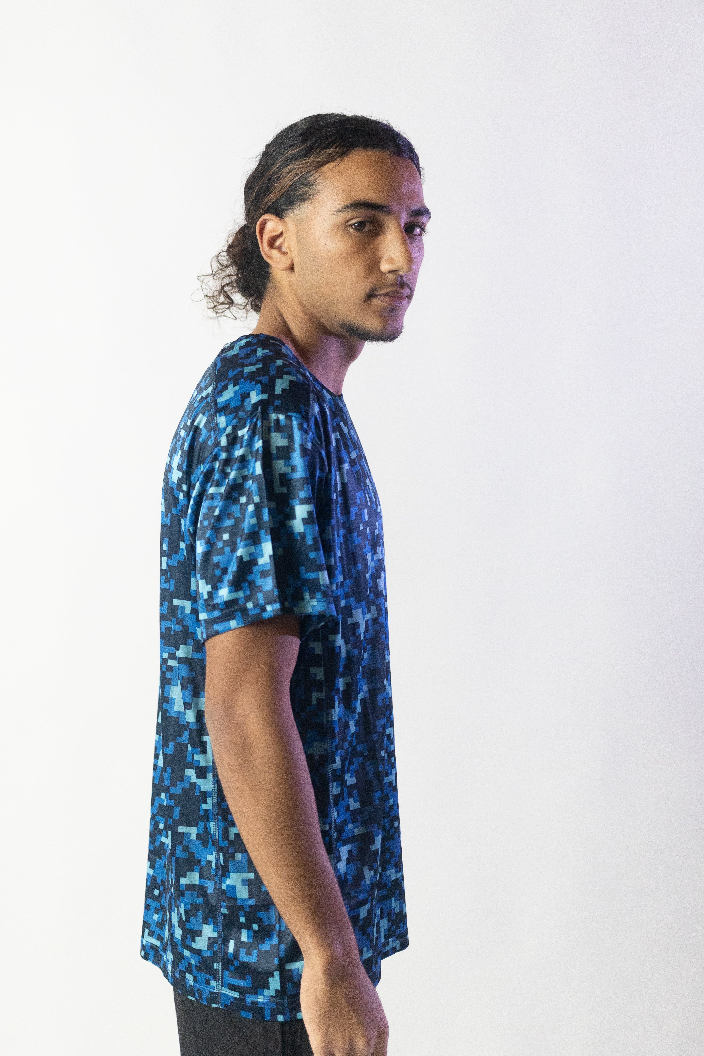 Image du t-shirt de sport Run de Mauritti en bleu, un modèle léger et respirant conçu pour un confort optimal lors des activités sportives. Fabriqué en 100% polyester, ce t-shirt présente une coupe décontractée et un tissu à séchage rapide, idéal pour rester au frais et stylé pendant l'effort. Parfait pour une utilisation sportive, il allie performance et esthétique moderne.