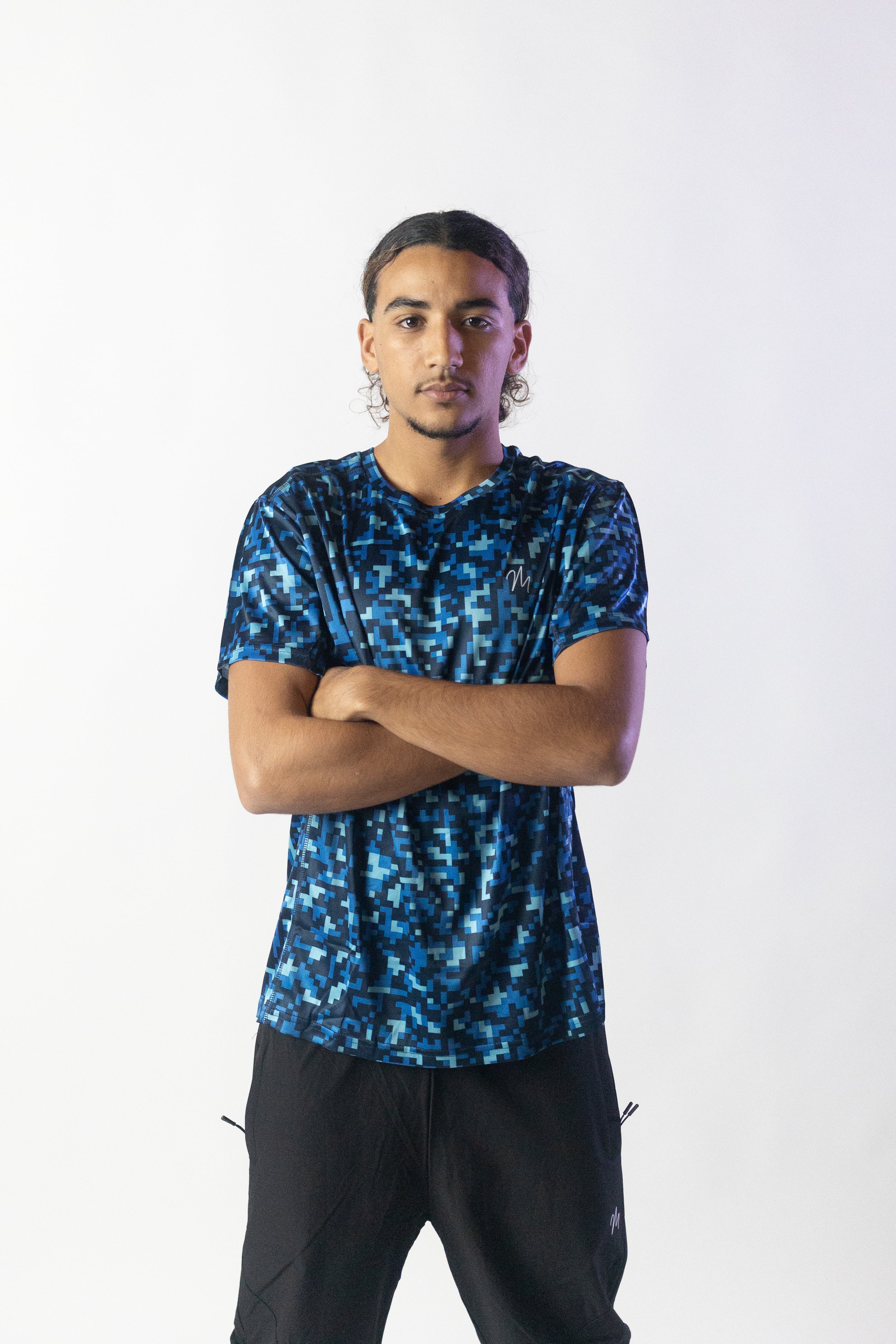 Image du t-shirt de sport Run de Mauritti en bleu, un modèle léger et respirant conçu pour un confort optimal lors des activités sportives. Fabriqué en 100% polyester, ce t-shirt présente une coupe décontractée et un tissu à séchage rapide, idéal pour rester au frais et stylé pendant l'effort. Parfait pour une utilisation sportive, il allie performance et esthétique moderne.